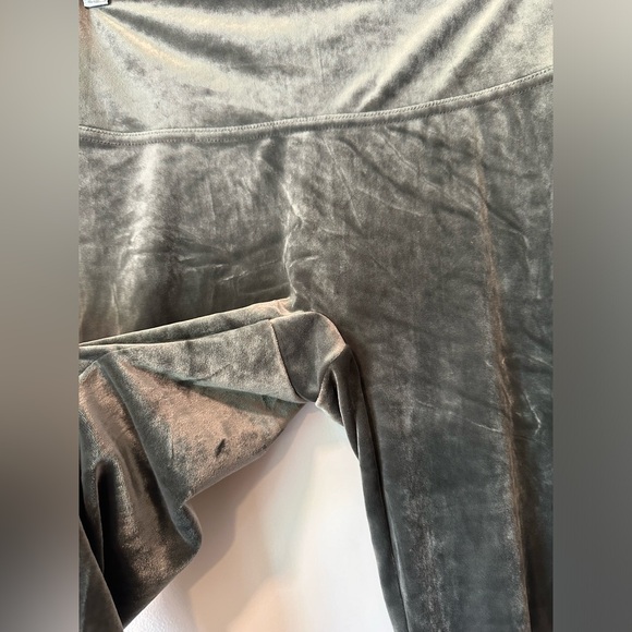 SPANX Velvet Leggings in Dark Palm, size Medium - Picture 5 of 9